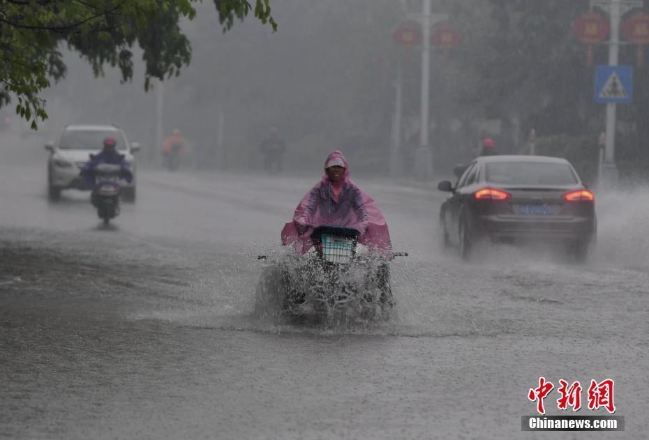 福州突下暴雨 市民艱難出行