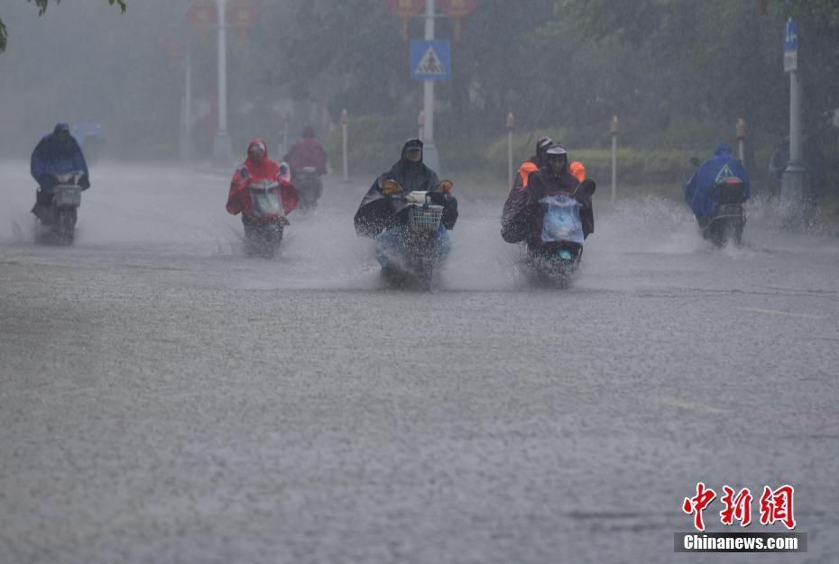 福州突下暴雨 市民艱難出行