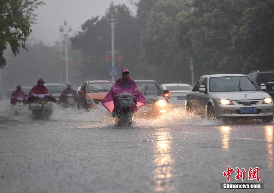 福州突下暴雨 市民艱難出行