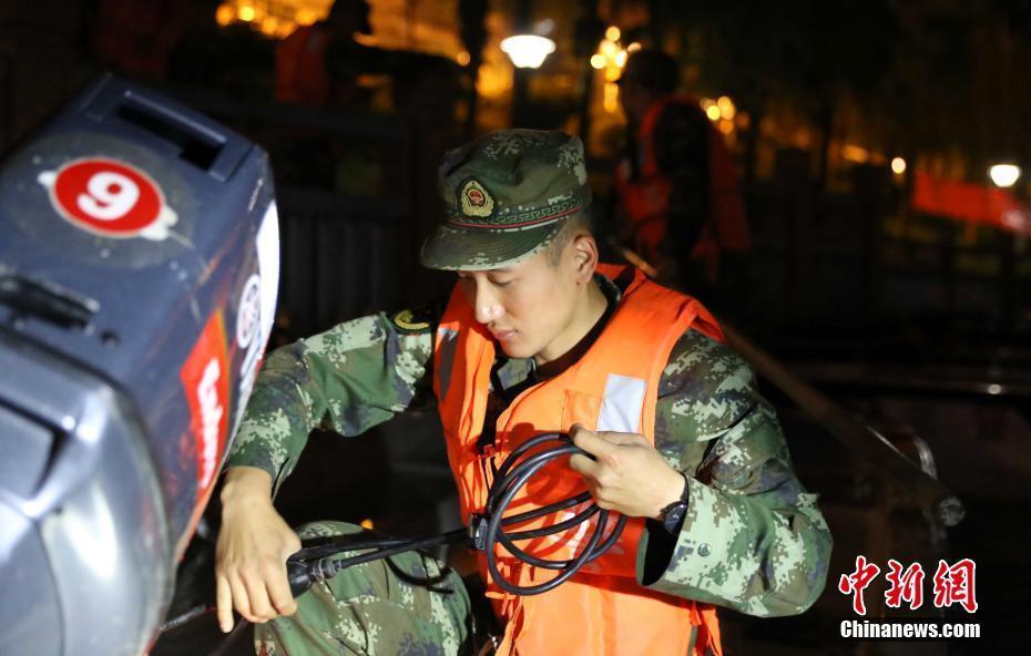 福建武警部隊開展夜間水上救援訓練