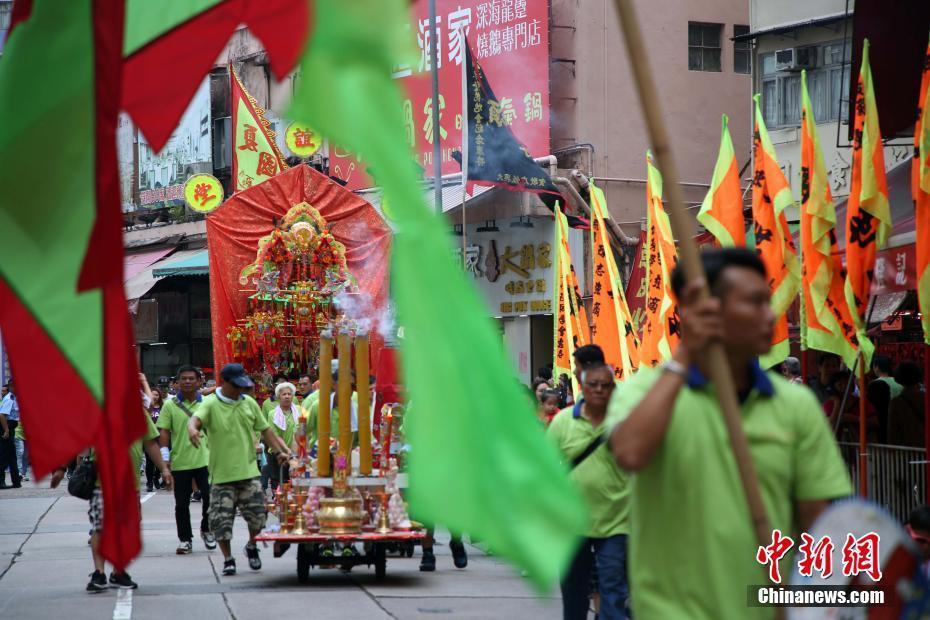 香港東區(qū)舉行譚公爺誕辰飄色巡游