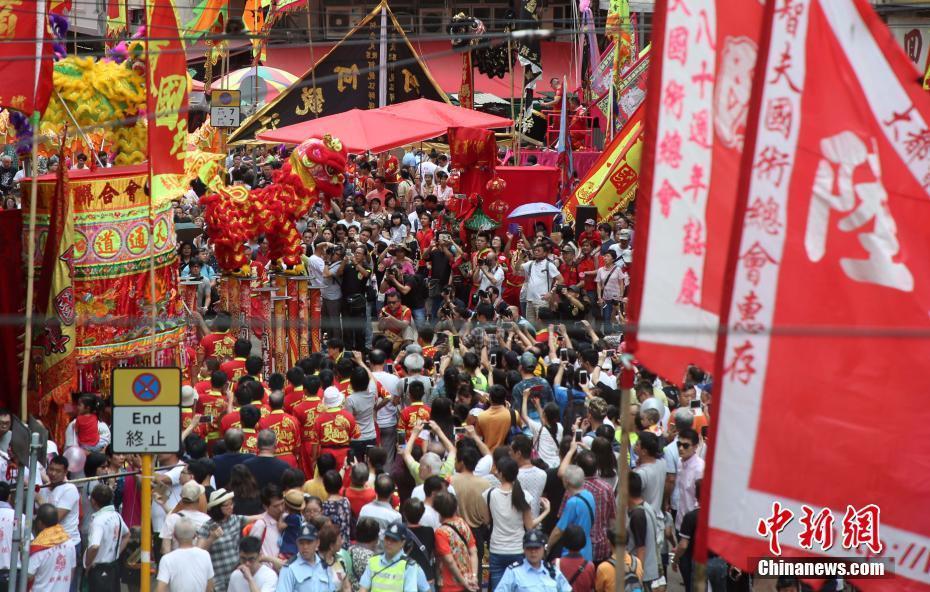 香港東區(qū)舉行譚公爺誕辰飄色巡游