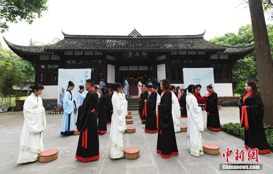 成都杜甫草堂博物馆举办“五四”成人礼