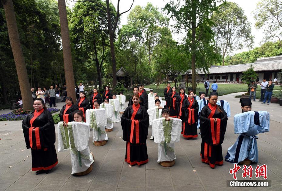成都杜甫草堂博物馆举办“五四”成人礼