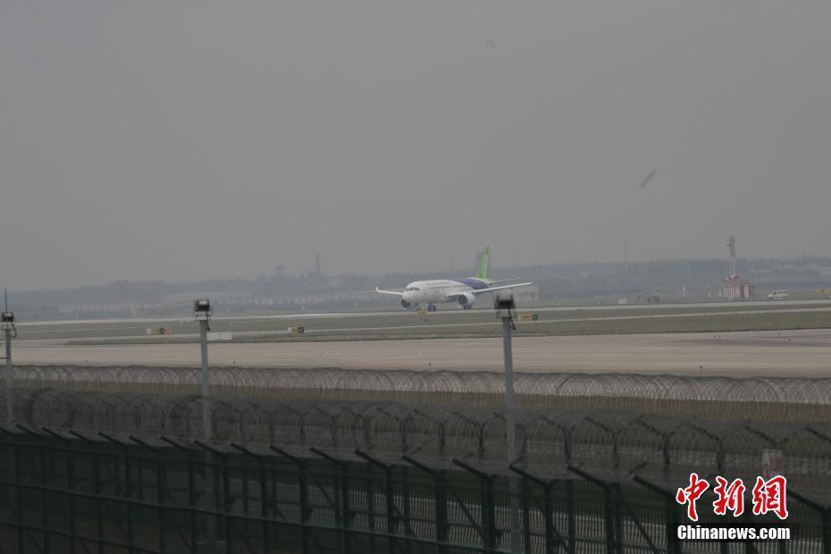 國產大飛機C919成功起飛