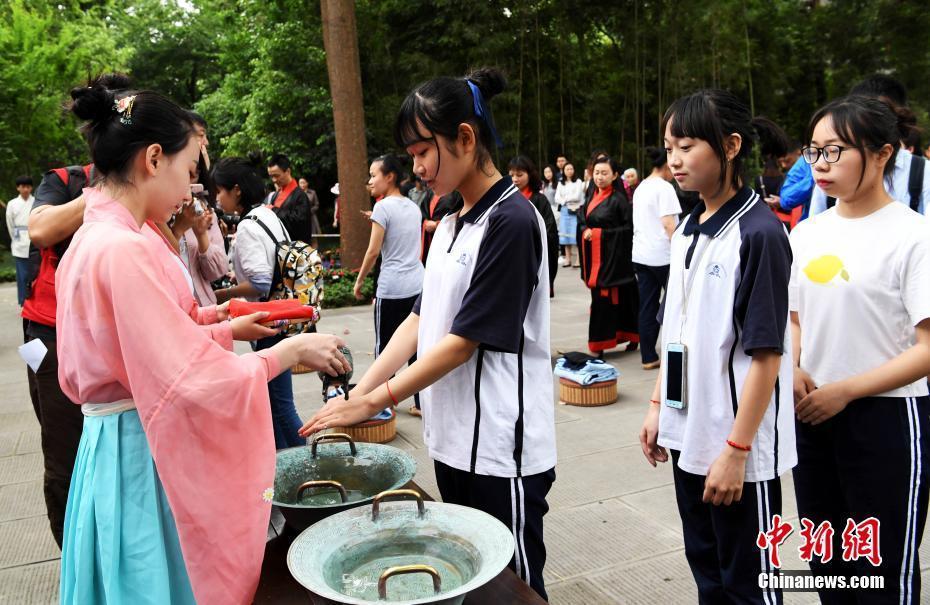 成都杜甫草堂博物館舉辦“五四”成人禮