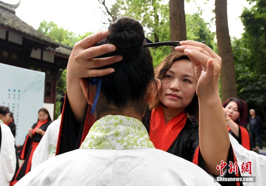 成都杜甫草堂博物馆举办“五四”成人礼