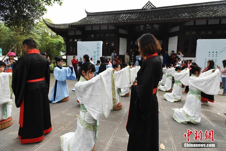 成都杜甫草堂博物馆举办“五四”成人礼