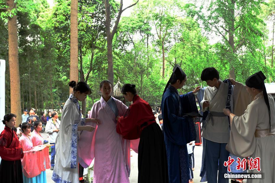 成都杜甫草堂博物馆举办“五四”成人礼
