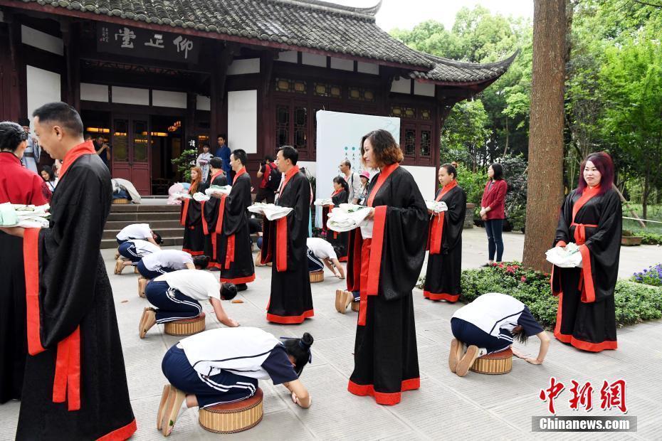 成都杜甫草堂博物馆举办“五四”成人礼