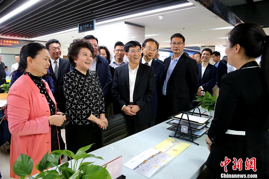 國僑辦主任裘援平考察濟(jì)南高新區(qū)政務(wù)服務(wù)大廳