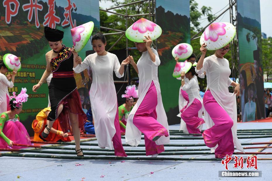 中越兩國民眾廣西龍州歡度傳統(tǒng)“情人節(jié)”