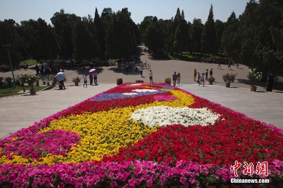 北京天坛公园一带一路主题花坛引人关注