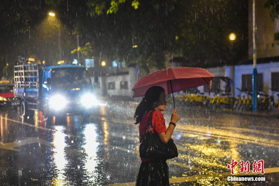 廣東遭強(qiáng)降雨 多地時(shí)段降雨量超100毫米