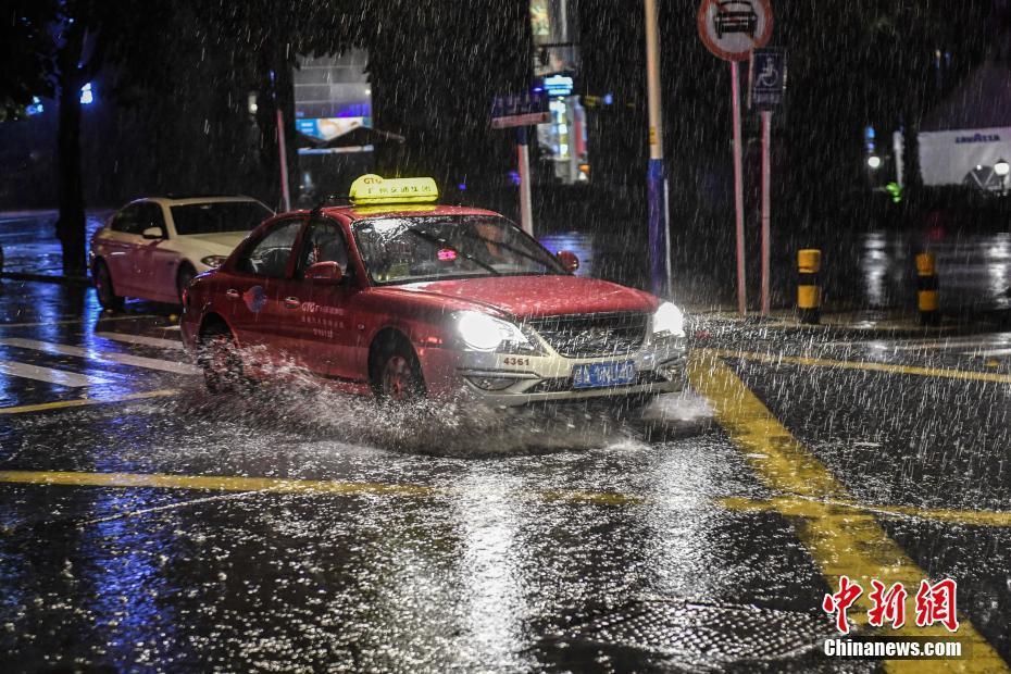 廣東遭強(qiáng)降雨 多地時(shí)段降雨量超100毫米