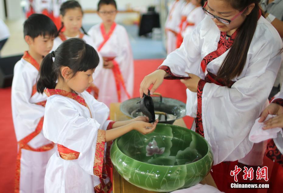 南京小學生著漢服舉行成童禮“感恩立志”