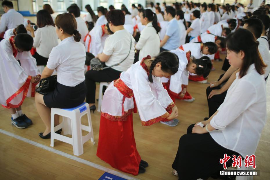 南京小學生著漢服舉行成童禮“感恩立志”