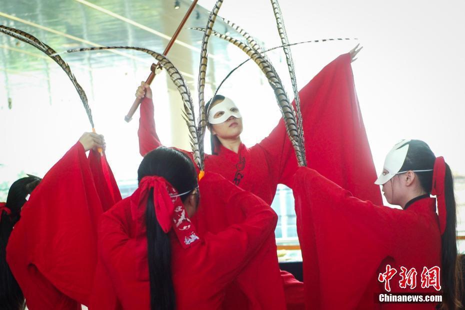 漢服女子走進南京大報恩寺行古禮祭端午