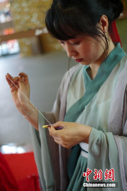 漢服女子走進(jìn)南京大報(bào)恩寺行古禮祭端午