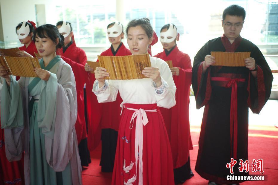 漢服女子走進(jìn)南京大報(bào)恩寺行古禮祭端午