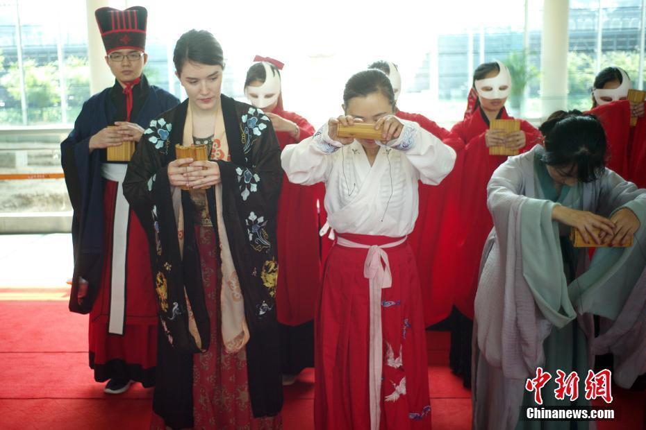 漢服女子走進(jìn)南京大報(bào)恩寺行古禮祭端午