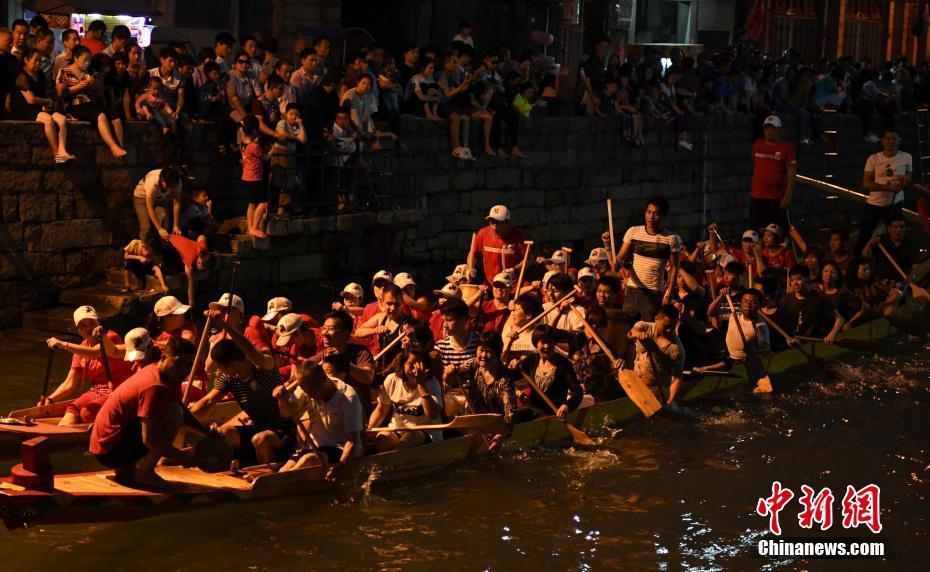 福建僑鄉(xiāng)長樂三溪村“夜賽龍舟”鬧端午