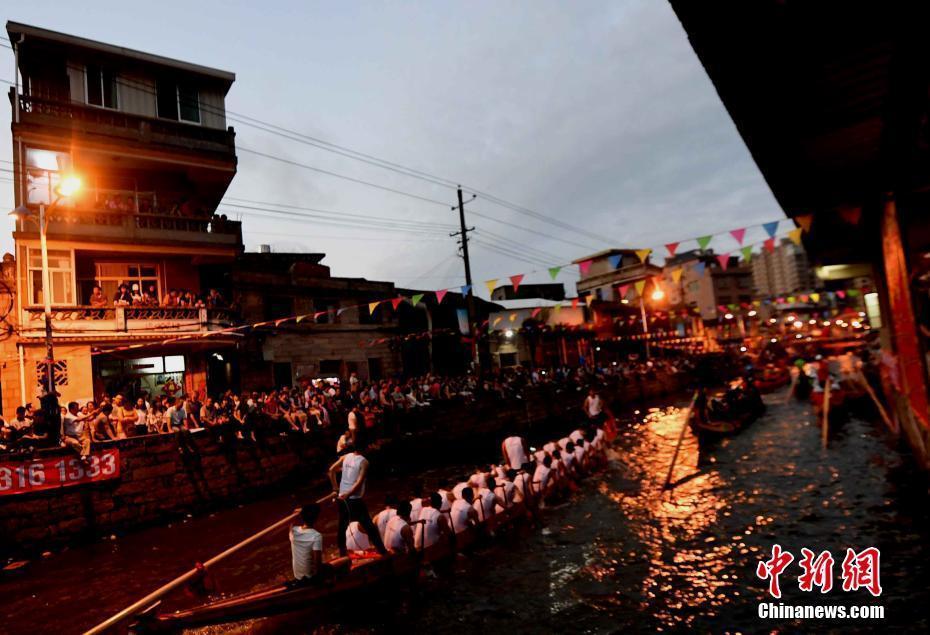 福建僑鄉(xiāng)長樂三溪村“夜賽龍舟”鬧端午