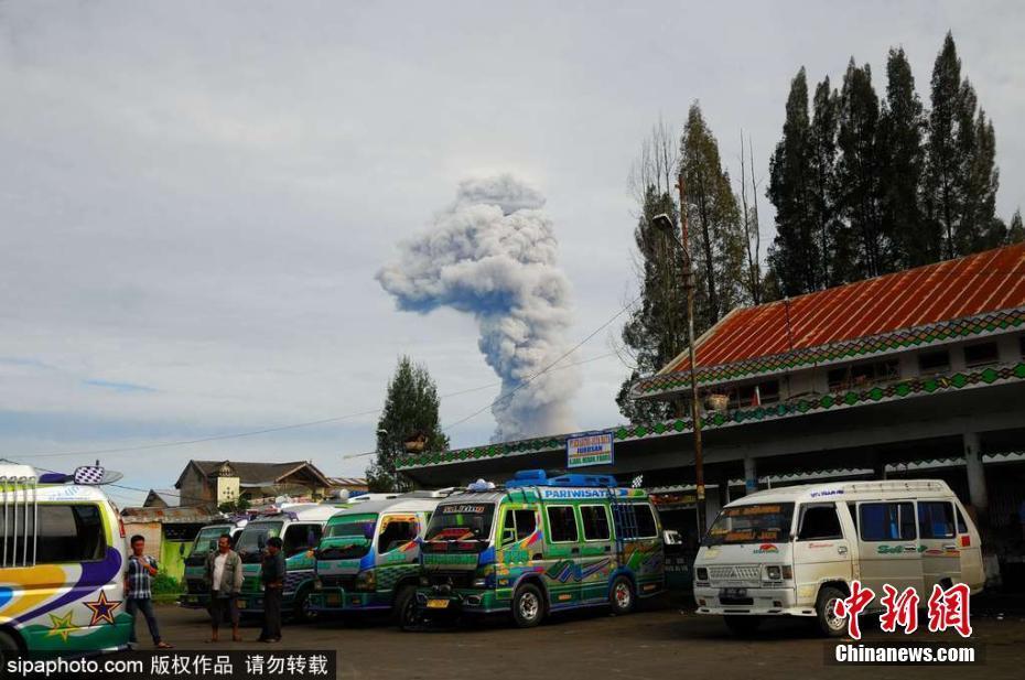 印尼錫納朋火山持續(xù)噴發(fā) 厚厚火山灰騰空而起