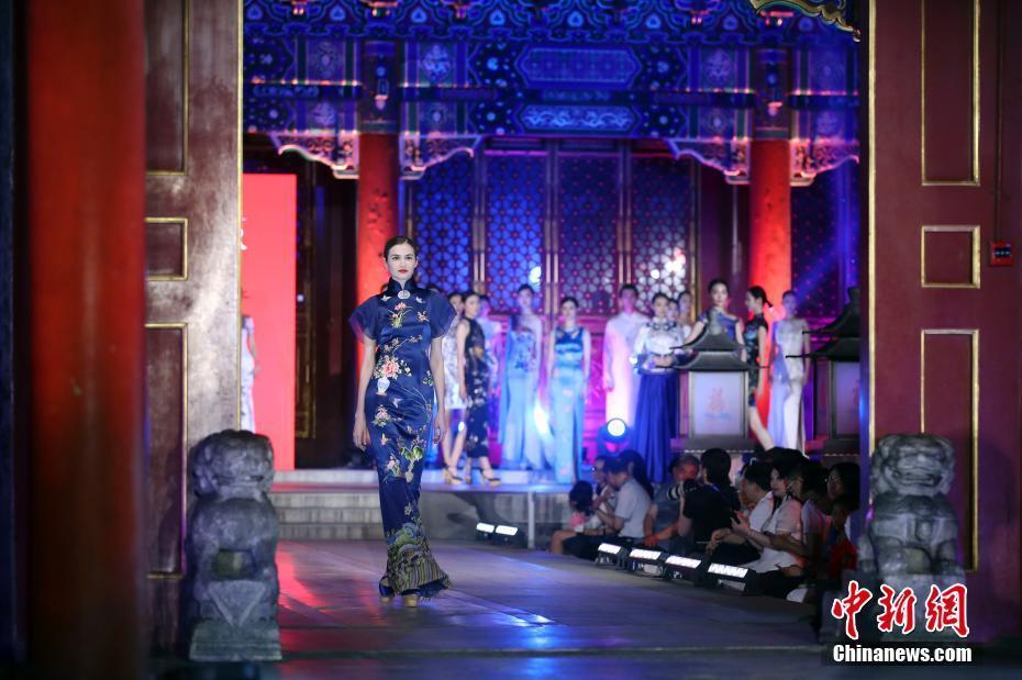 北京恭王府上演非遺服飾秀