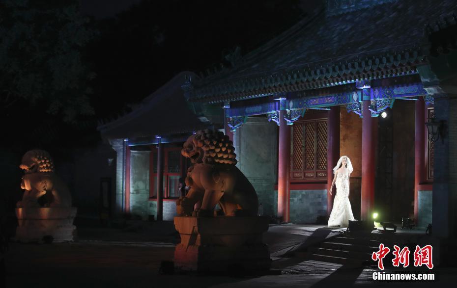 北京恭王府上演嫁衣非遺秀