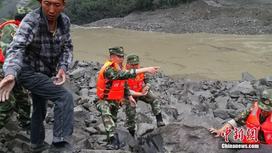四川茂縣山體垮塌100余人被掩埋 武警展開救援