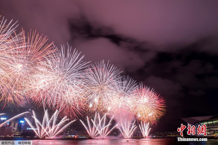 慶香港回歸祖國20周年 近四萬枚煙花照亮維港夜空