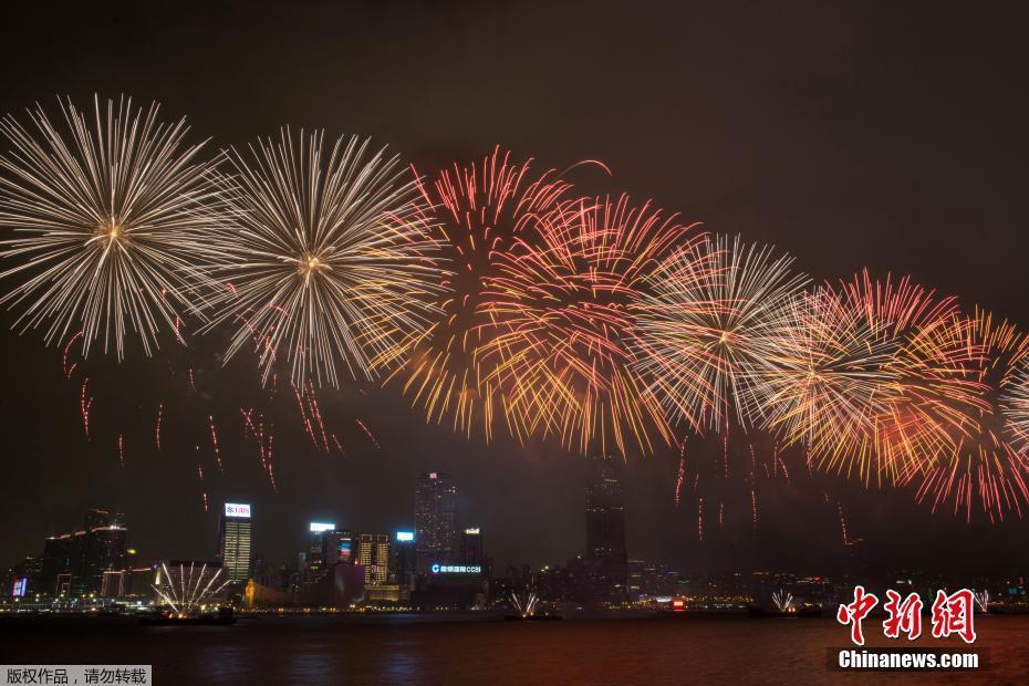 慶香港回歸祖國20周年 近四萬枚煙花照亮維港夜空