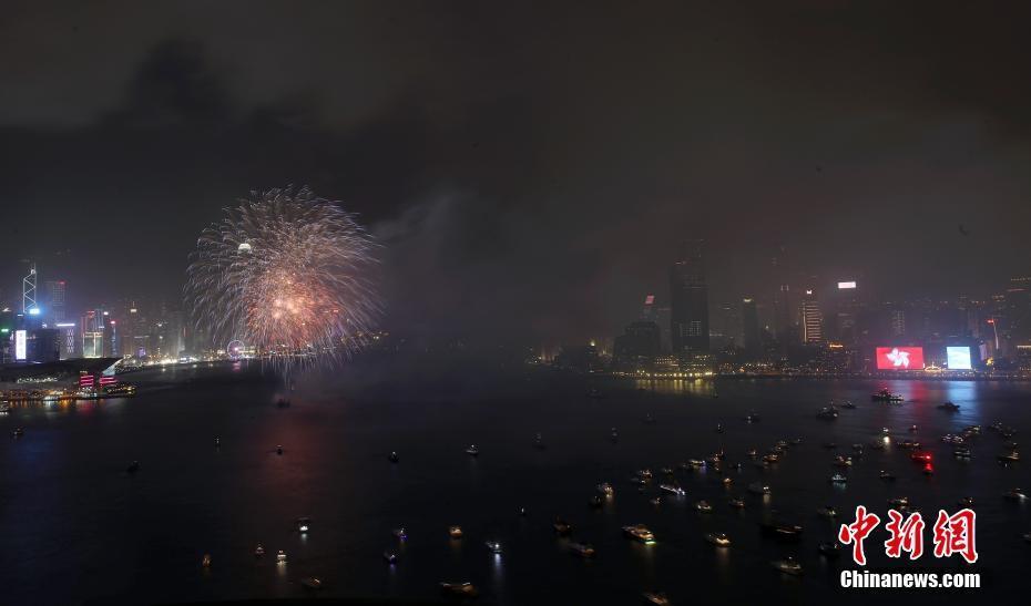 慶香港回歸祖國20周年 近四萬枚煙花照亮維港夜空