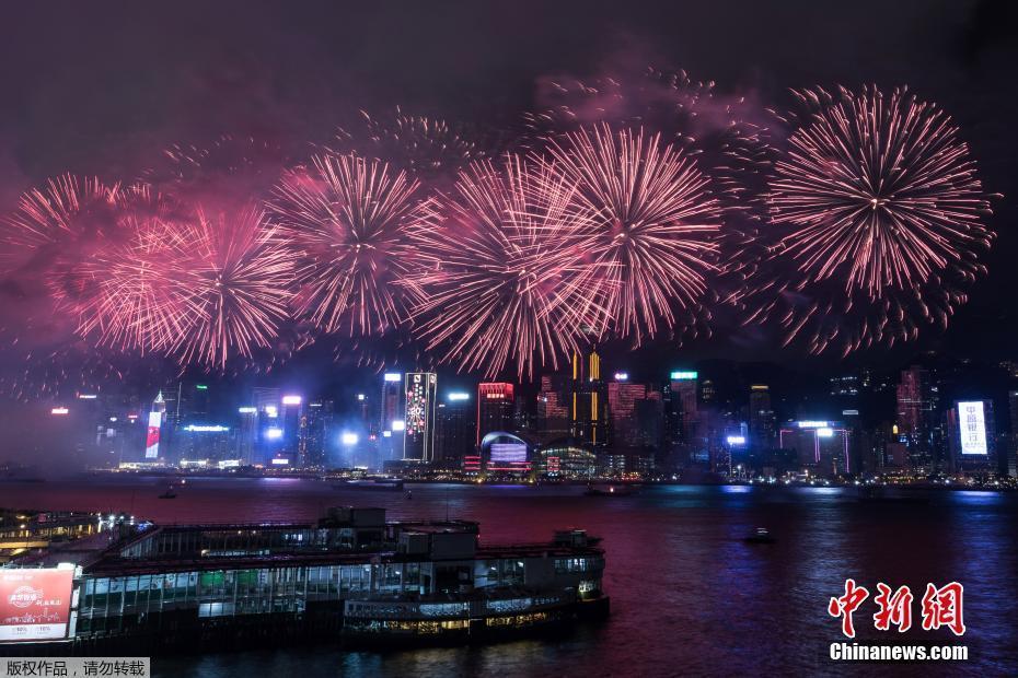 慶香港回歸祖國20周年 近四萬枚煙花照亮維港夜空