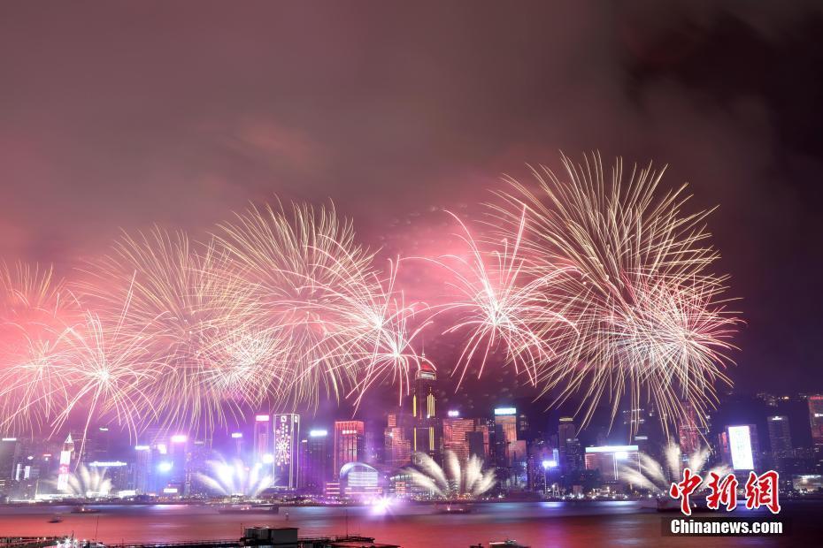 慶香港回歸祖國20周年 近四萬枚煙花照亮維港夜空