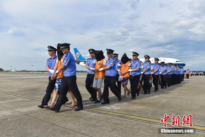 特大跨国网络犯罪案告破 74名疑犯从柬押解回国
