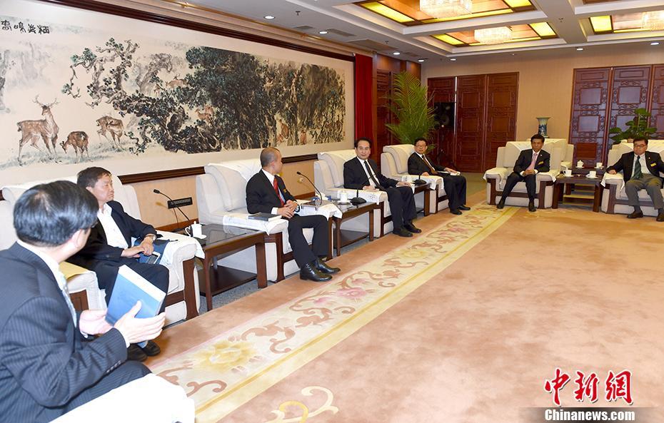 谭天星会见承办《共同的抗战——海外侨胞征集援华抗战史料汇展》海外侨胞代表