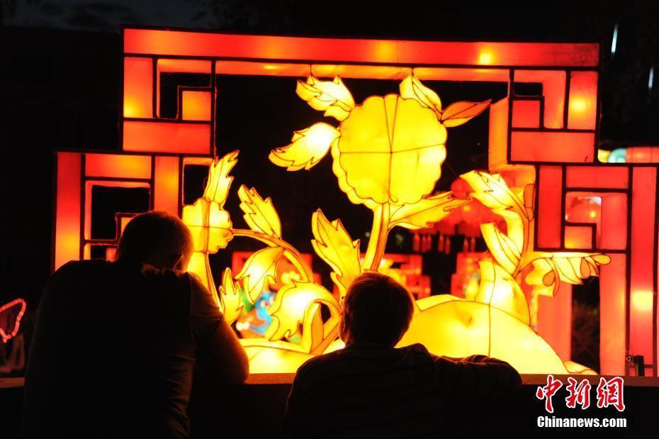 中国“天下第一灯”点亮G20主办地德国汉堡