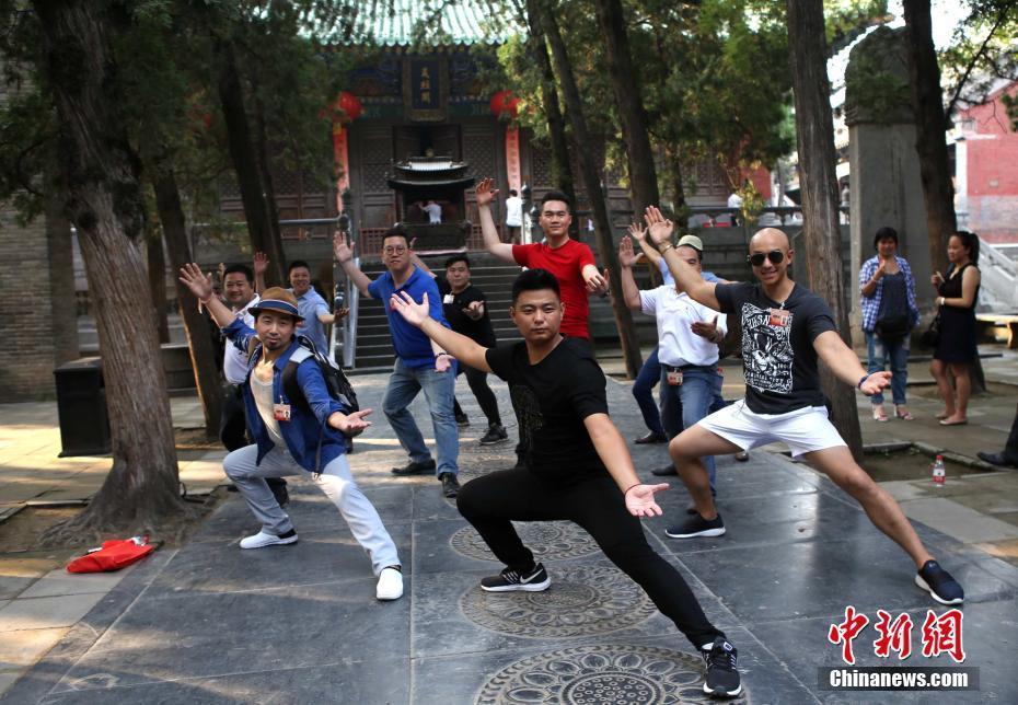 世界华裔杰出青年造访嵩山少林寺