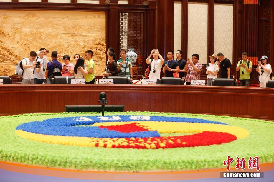 华裔青年参观“一带一路”国际合作高峰论坛会址