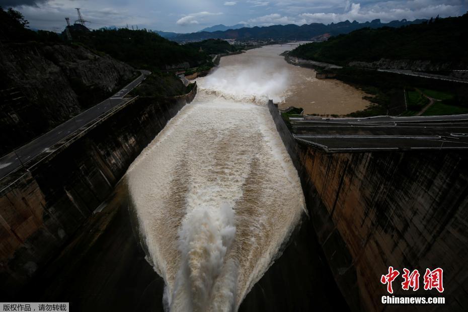 越南水電站開閘泄洪場面壯觀 民眾淡定拍照