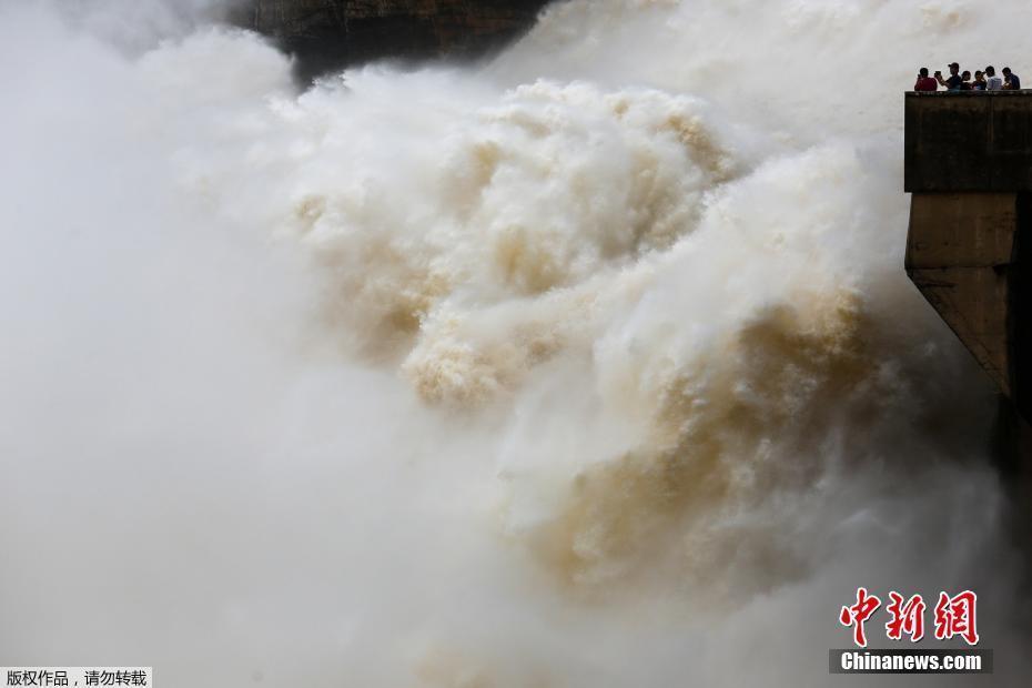 越南水電站開閘泄洪場面壯觀 民眾淡定拍照