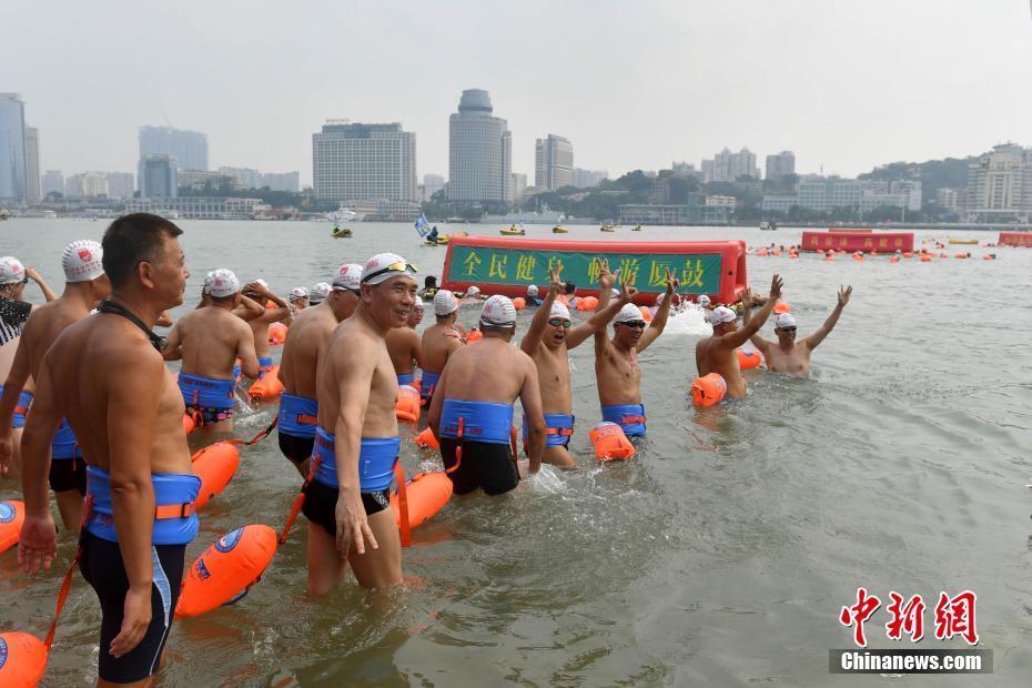 239名選手橫渡廈鼓海峽慶祝鼓浪嶼申遺成功