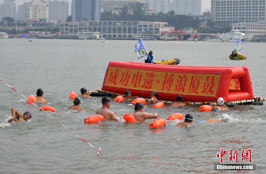 239名選手橫渡廈鼓海峽慶祝鼓浪嶼申遺成功