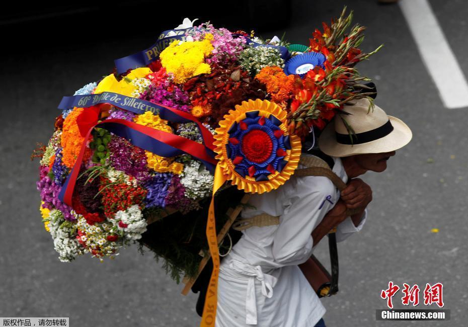 花香撲面而來 哥倫比亞花農(nóng)參加年度鮮花游行