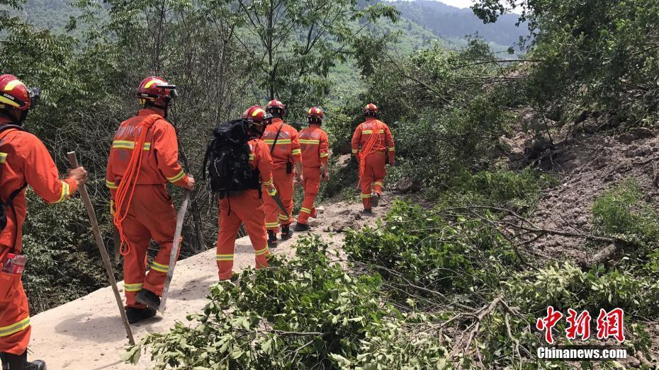 九寨溝地震救援人員劈石開路 打通生命通道