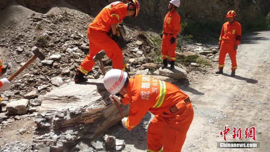 九寨溝地震救援人員劈石開路 打通生命通道