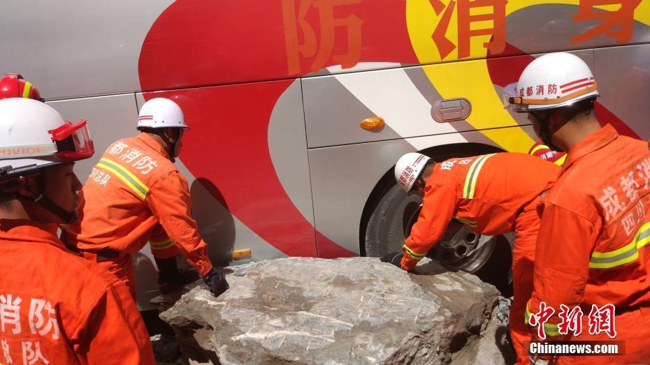 九寨溝地震救援人員劈石開路 打通生命通道