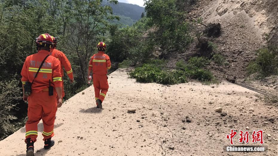 九寨溝地震救援人員劈石開(kāi)路 打通生命通道